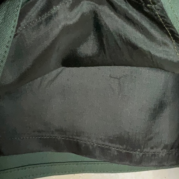 A lightly worn Harve’ Bernard women’s two piece suit . Very well made in a Sz.6. - Picture 13 of 16